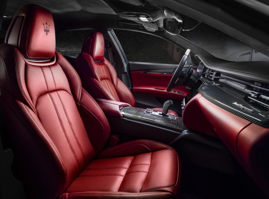 Интерьер Maserati Quattroporte GTS GranSport (M156) 2017 года  (фото 3 из 22)